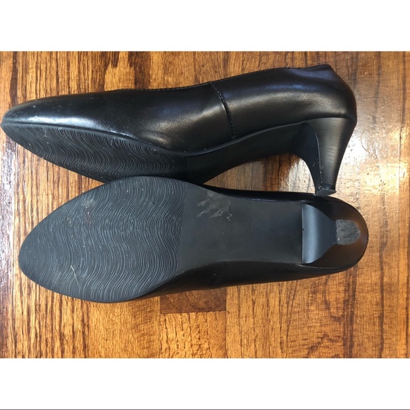 Perfect pair of black leather heels - Picture 2 of 2